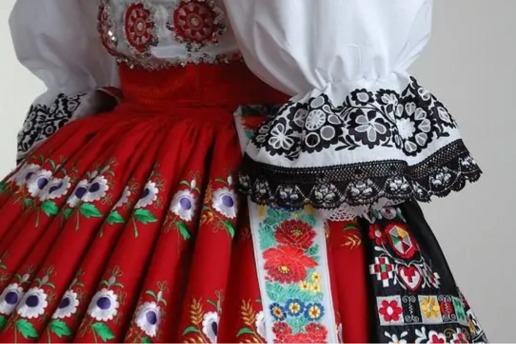 Sonya Darrow a Zuzana Kantorová: Folk Costume